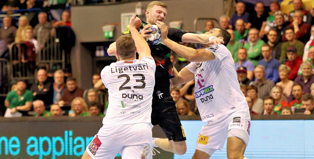 Philipp Weber war beim Sieg gegen Veszprem im Februar mit neun Toren einer der besten Werfer. Hier wird der Magdeburger von Patrik Ligetvari und Dragan Pechmalbec in die Zange genommen.