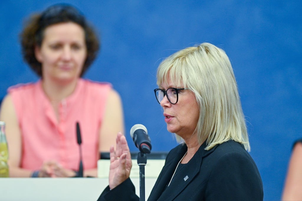 Magdeburgs Oberbürgermeisterin Simone Borris leistet ihren Amtseid.