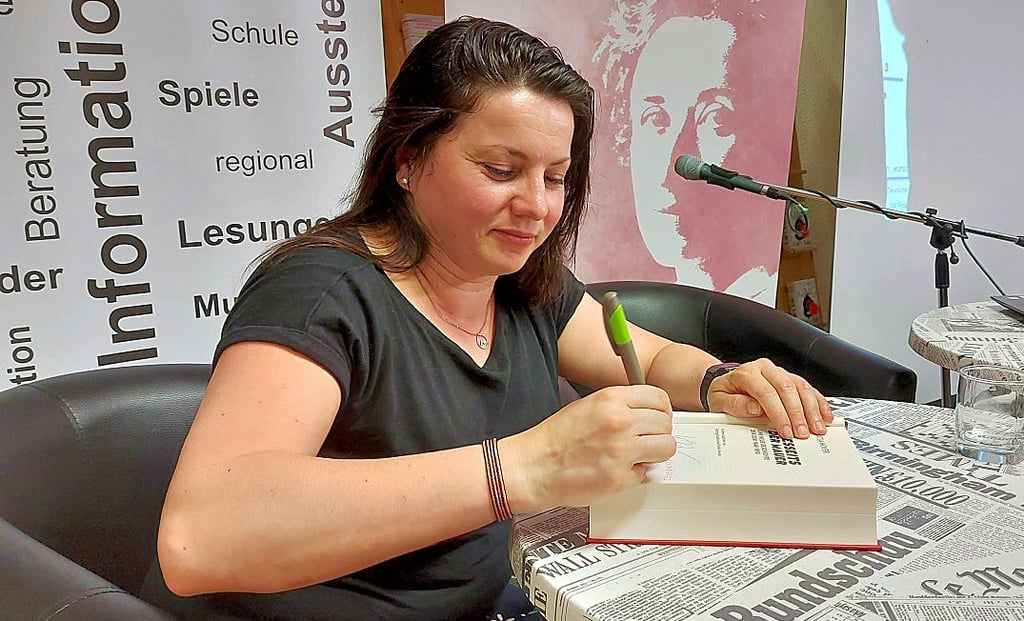 Hat viele Signierwünsche erfüllt: Katja Hoyer in der Stadtbibliothek Magdeburg.