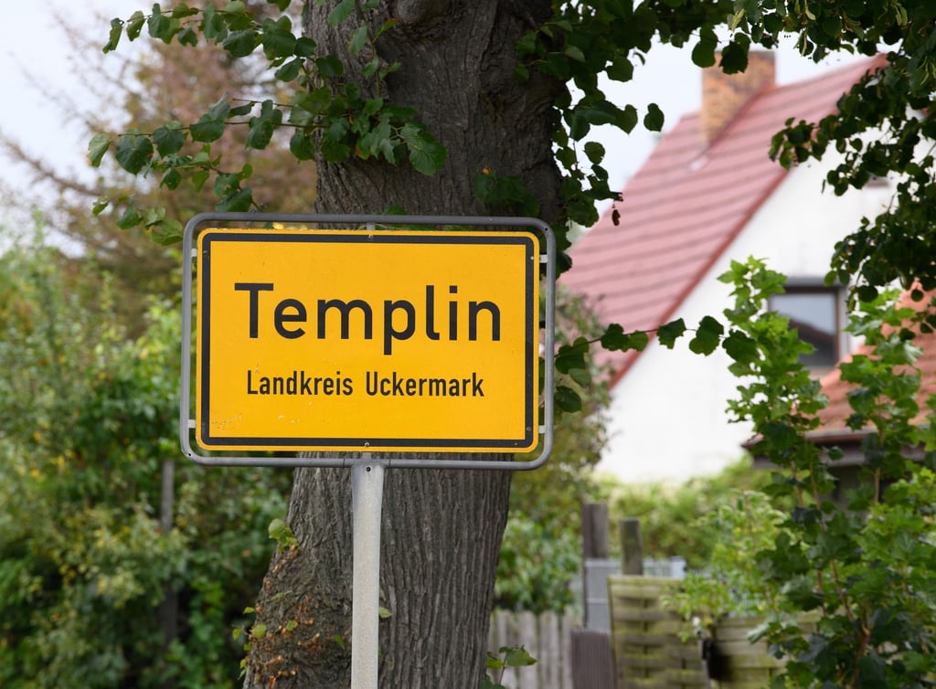 Das Ortseingangsschild von Templin steht an der Bundesstraße B 109.