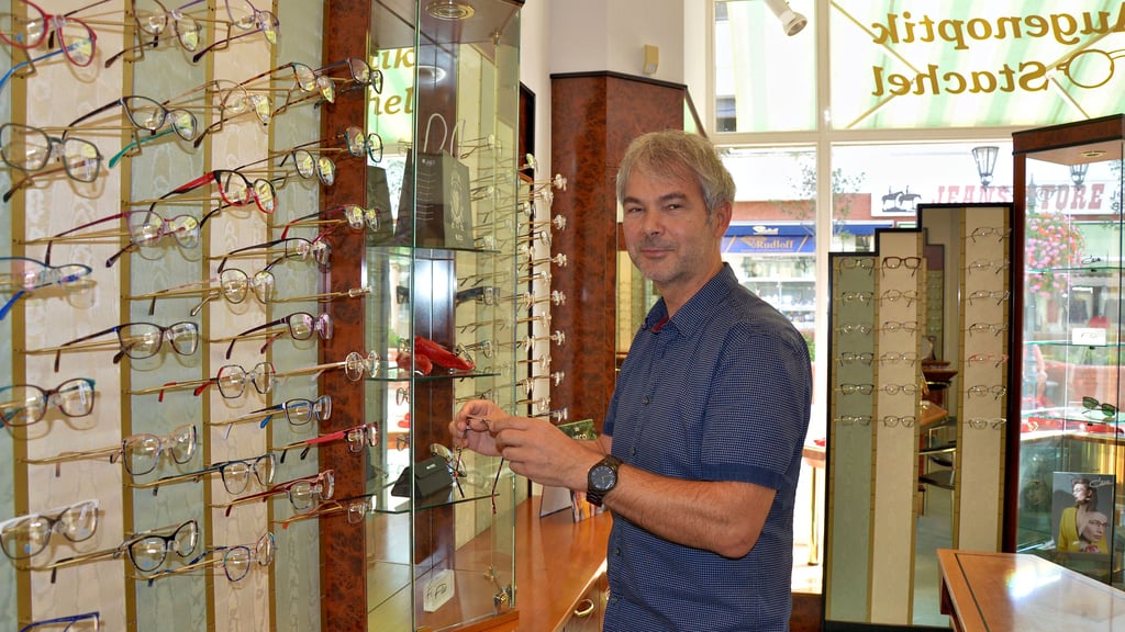 Olaf Linder ist seit fast 30 Jahren der Inhaber des Fachgeschäfts „Augenoptik Stachel“ in der Oschersleber Innenstadt. Der gebürtige Magdeburger hat 1994 den Laden von seinem Vorbesitzer Karl-Heinz Stachel übernommen.