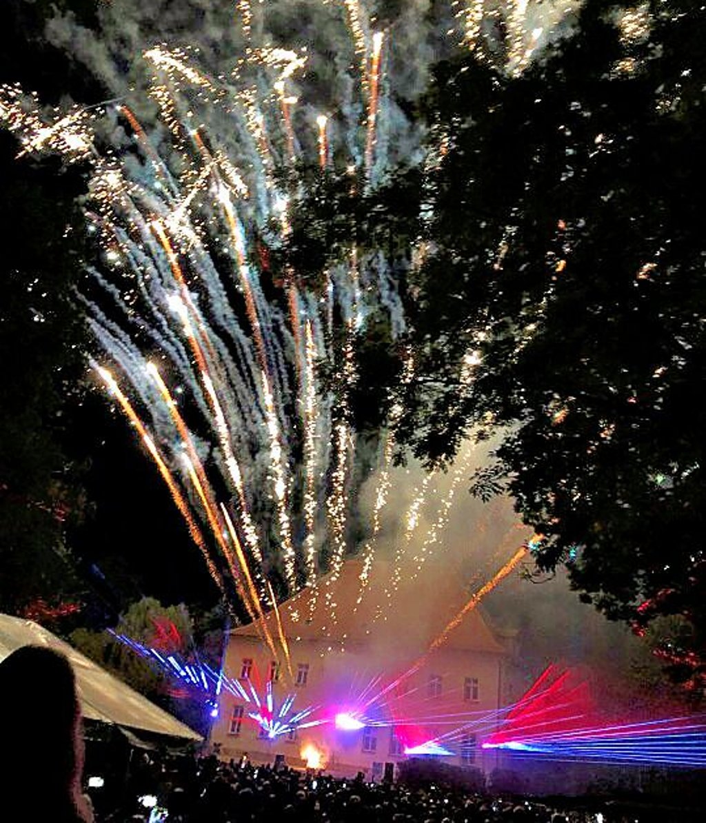 Nicht nur das Feuerwerk zum Abschluss lockte in diesem Jahr viele Besucher zum Teucherner Parkfest.
