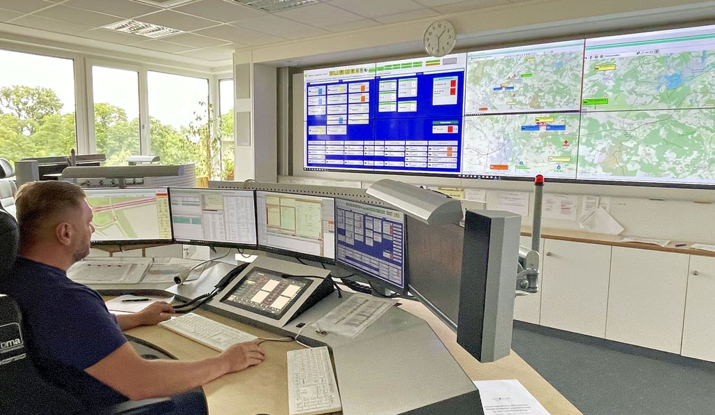 Blick in die Leitstelle vom Jerichower Land mit Sitz am Verwaltungsstandort an der Bahnhofstraße in Burg. Hier werden unter anderem Notrufe registriert und Feuerwehr und Rettungsdienste koordiniert.