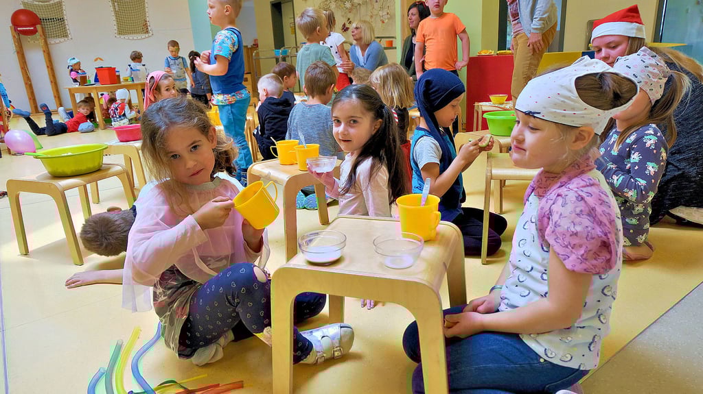 Verkehrte Welt in der Zahnaer Kindertagesstätte „Unter dem Regenbogen" beim Kinderfest der Einrichtung im Juni 2022.
