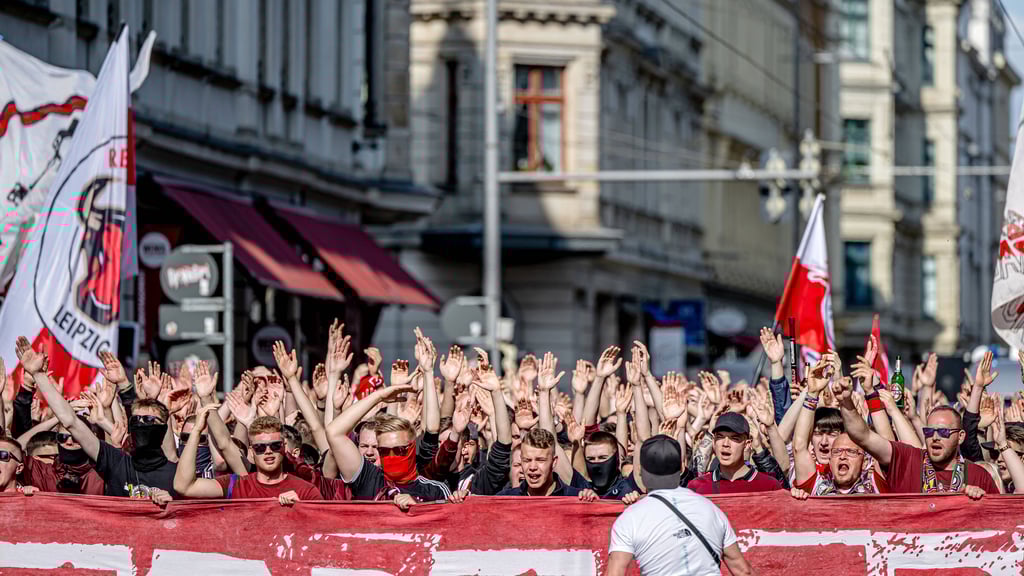 RB-Fans bei einem Fanmarsch in Leipzig.