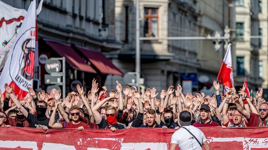 RB-Fans bei einem Fanmarsch in Leipzig.