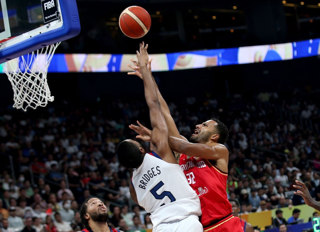Deutschlands Johannes Thiemann (r) beim Korbleger gegen Mikal Bridges aus den USA.