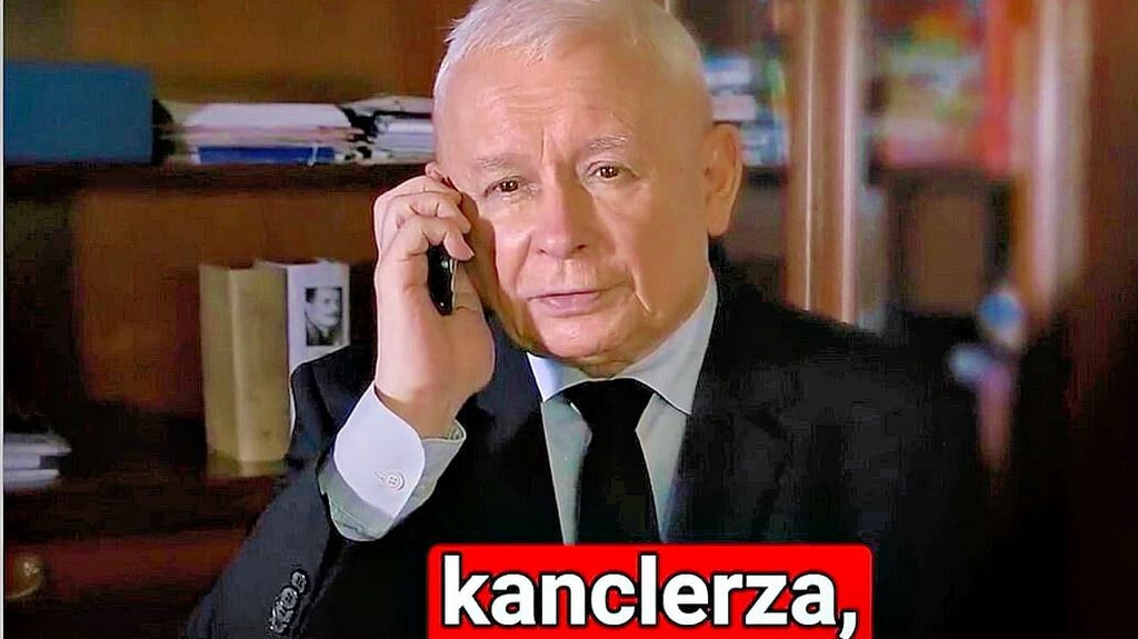 Vor laufender Kamera legt Polens Vizepremier Kaczynski auf, als Kanzler Scholz ihn sprechen will. Doch Scholz hat gar nicht angerufen.