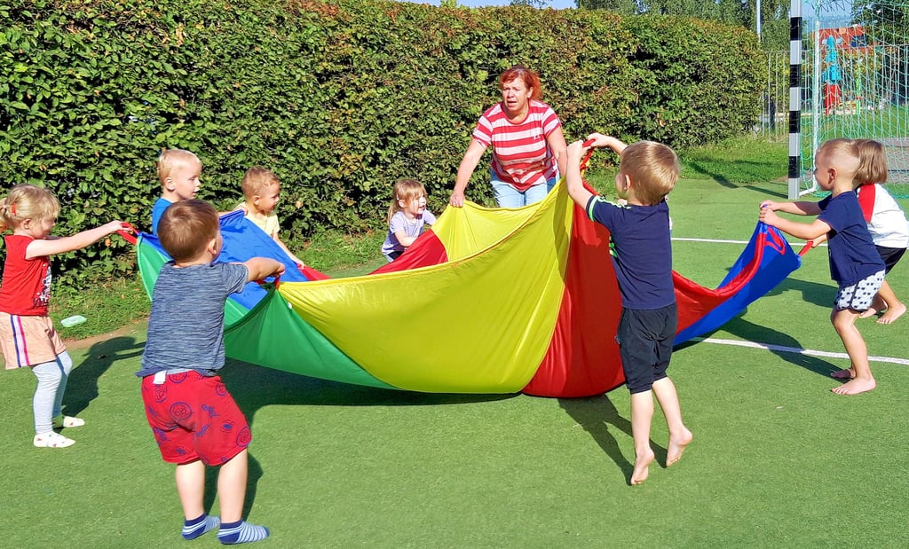Erzieherin Mirjam Koschlick und ihre Gruppe nutzen gern und oft den kleinen Fußballplatz, der zur Kelbra Kindertagesstätte „Kyffhäuserzwerge“ gehört.