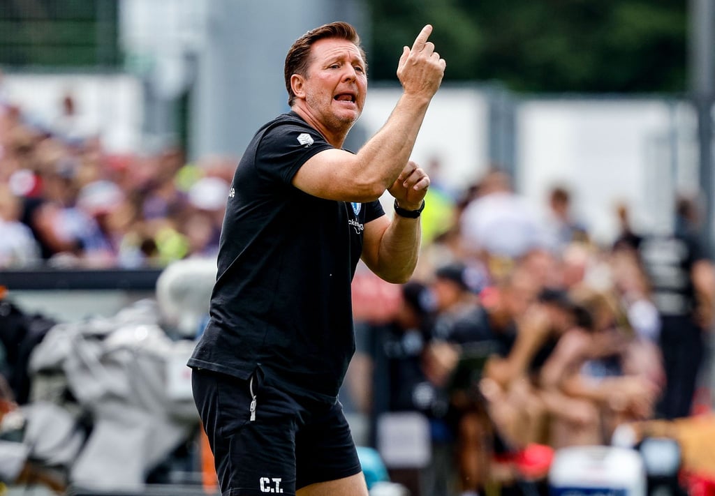 Magdeburgs Trainer Christian Titz coacht sein Team.