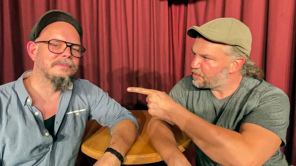 Tobias und Sebastian Hengstmann laden zur offenen Bühne im Kabarett „… nach Hengstmanns“ im Breiten Weg 37.