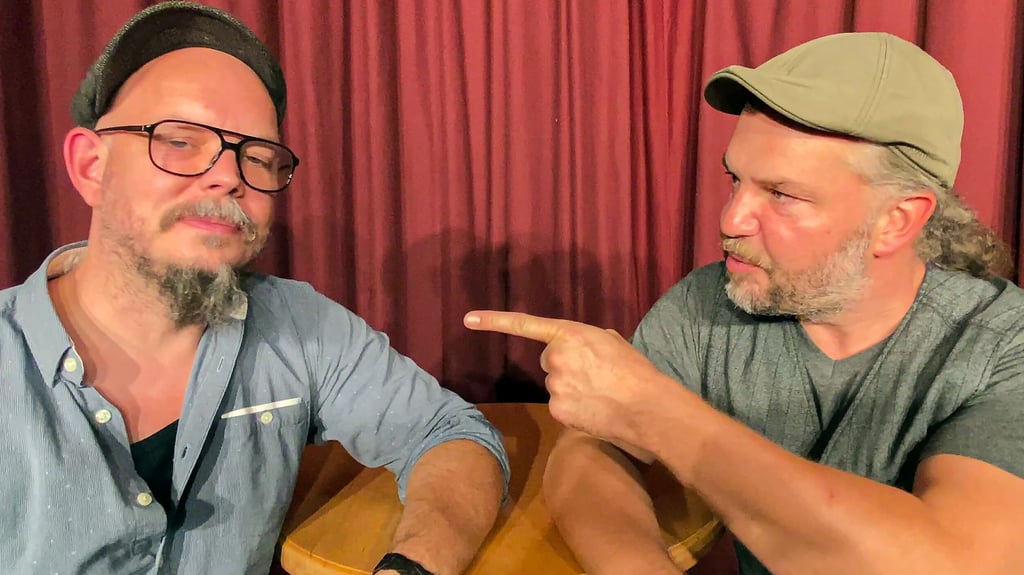 Tobias und Sebastian Hengstmann laden zur offenen Bühne im Kabarett „… nach Hengstmanns“ im Breiten Weg 37.