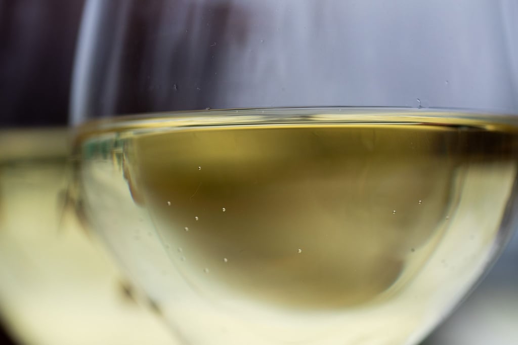 Gläser mit Weißwein.