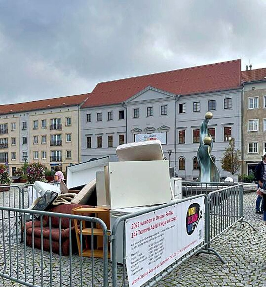Diese Müllinstallation soll Werbung für den Cleanup-Day am Samstag machen.