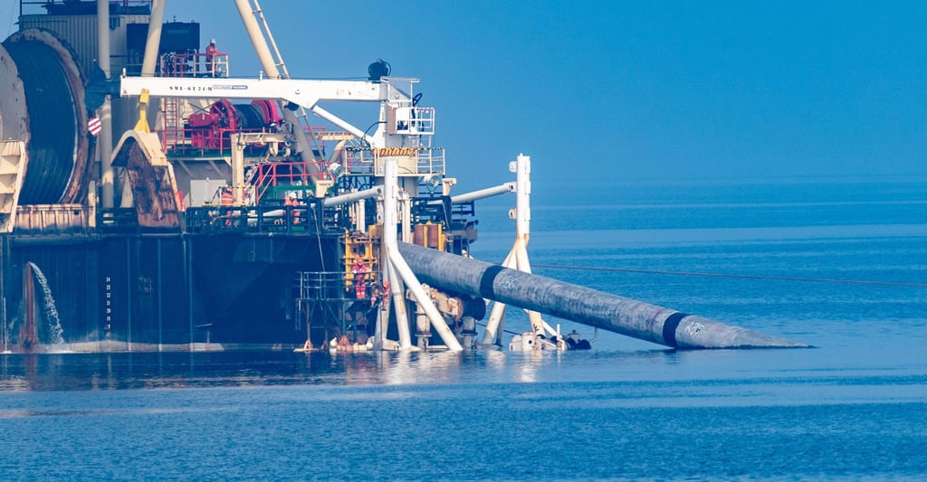 Auf dem Pipeline-Verlegeschiff „Castoro 10“ vor dem Strand von Lubmin bauen Fachleute an der Anbindungspipeline des umstrittenen Rügener Flüssigerdgas-Terminals in Mukran.