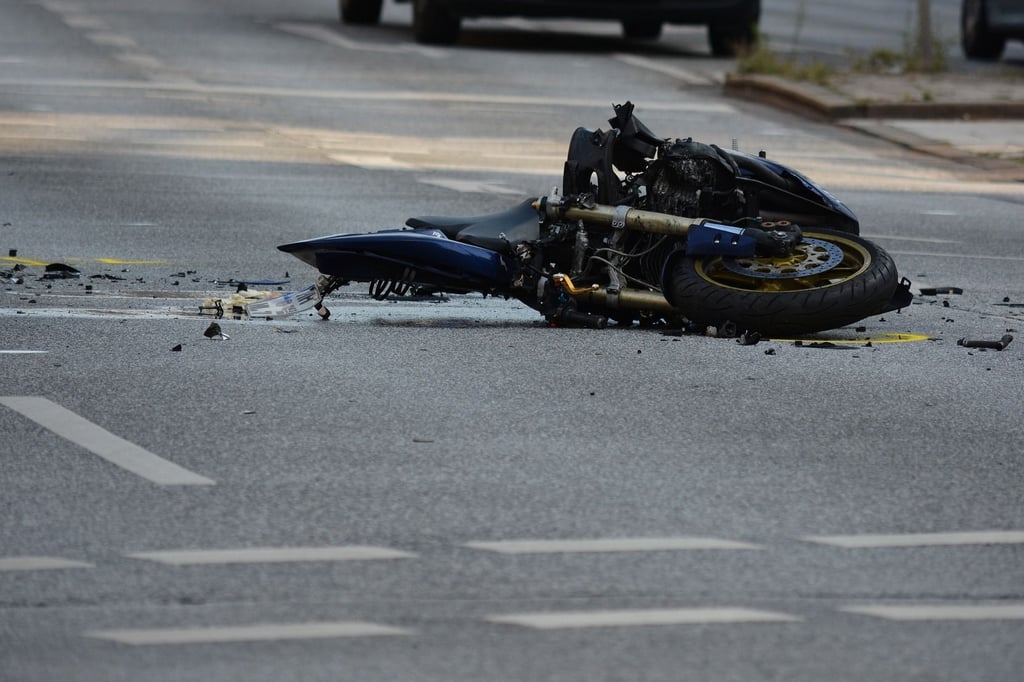 Bei Iden im Landkreis Stendal verlor ein Motorradfahrer die Kontrolle über sein Gefährt.