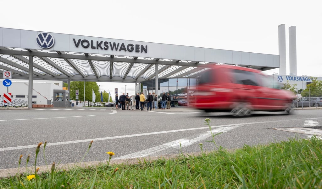 Blick auf das Tor von Volkswagen Sachsen in in Zwickau.