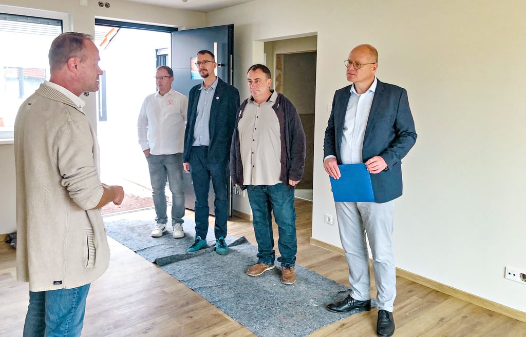 Peter Knöschke (l.), Bereichsleiter Wohnen und ambulante Versorgung, erläutert Staatssekretär Bernd Schlömer (r.) das Bauprojekt.