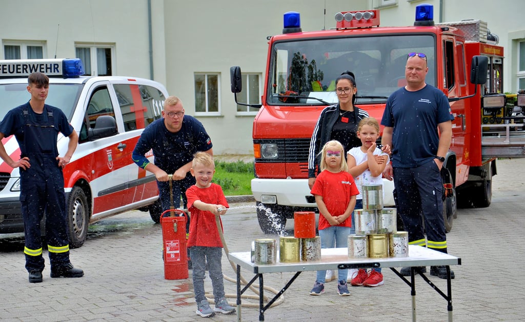 Die Kameraden der Freiwilligen Feuerwehr Rathmannsdorf nutzen jede Gelegenheit, um für ihr wichtiges Ehrenamt zu werben wie hier zuletzt beim Sommerfest der Kindertagesstätte Rappelkiste.