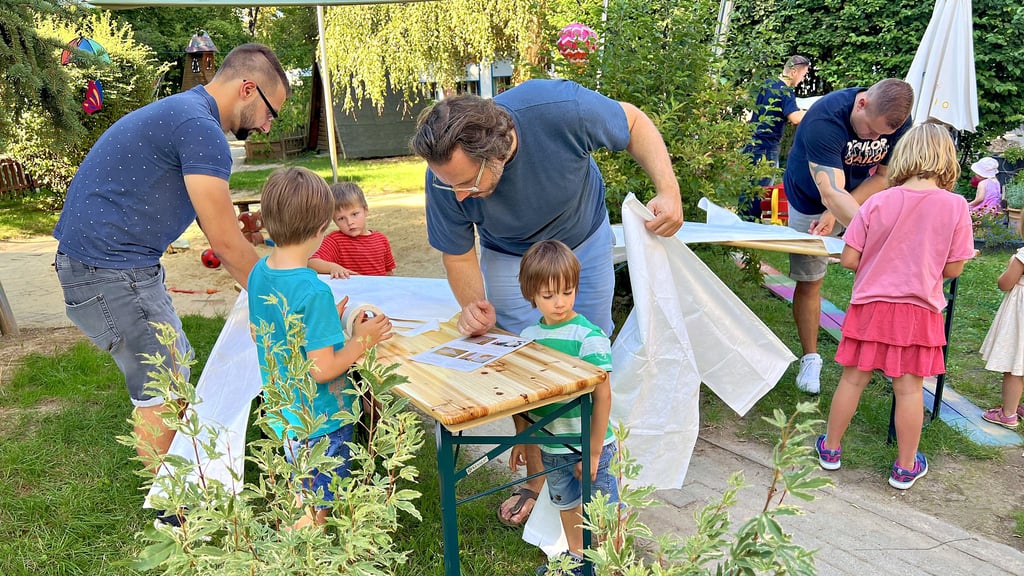 Vater-Kind-Tag im Montessori-Kinderhaus: Patrick Otte (links) und Robert Wittenbeck bauen mit ihren Kindern einen Drachen.