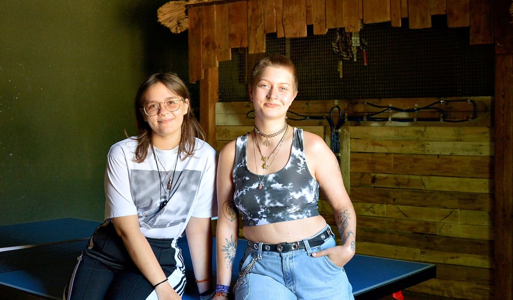 Elena Singer (l.) und Sarah-Luis Reichert haben sich viel im bisherigen Jugendclub eingebracht. Unter anderem haben beide an der selbstgebauten Holzbar mitgewirkt. Aber auch einem Neubau wären beide nicht abgeneigt.