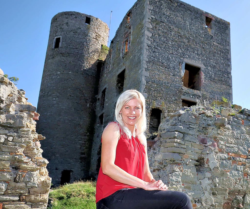 Janet Klaus tritt als SPD-Kandidatin bei der Bürgermeisterwahl in der Einheitsgemeinde Stadt Arnstein an. Die Burgruine Arnstein wieder touristisch zugänglich zu machen, ist nur eine der Ideen der 36-Jährigen.
