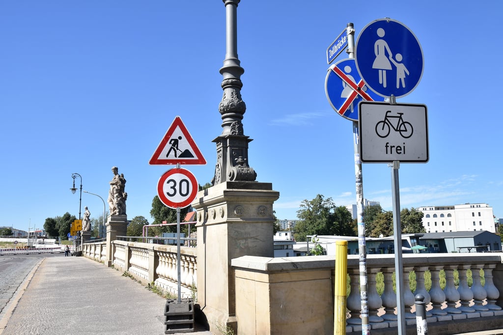 Blick auf den Zollbrücke-Gehweg. Hier dürfen auch Radfahrer fahren.