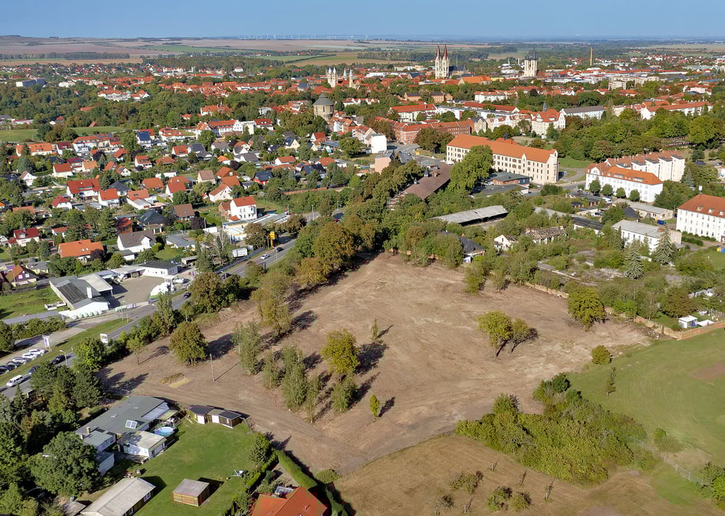 Die Erschließungsarbeiten am Harzhof in Halberstadt haben begonnen. Die Fläche an der Harzstraße (B 81 gegenüber der Jet-Tankstelle) ist von schwerem Baugerät eingeebnet worden.