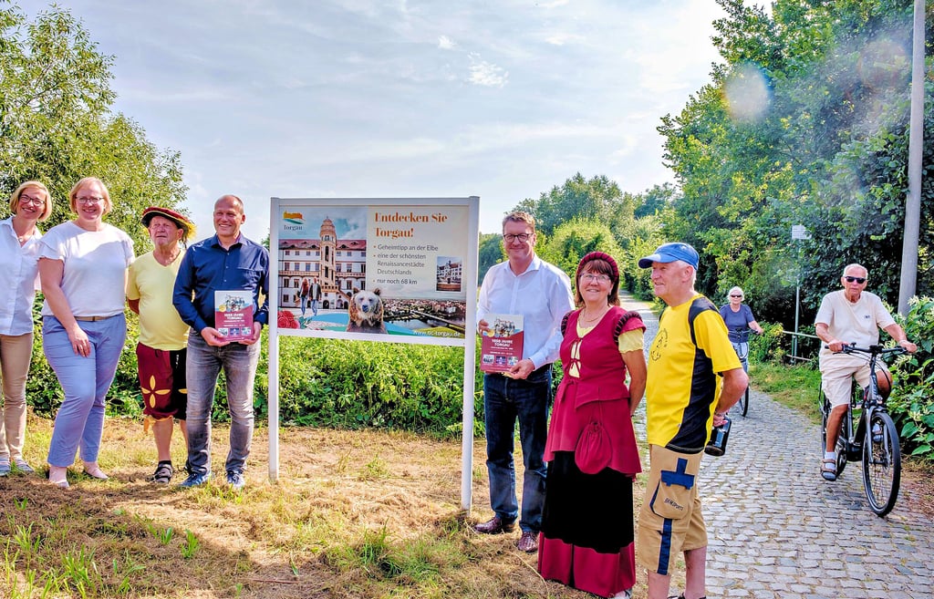 Einweihung des neuen Informationsschildes am Elberadweg. Die eine Seite Zeigt Torgau, die andere Wittenberg.