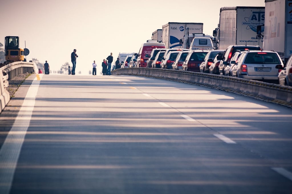 Auf der Autobahn A2 ist es am Donnerstagnachmittag zu einem Unfall zwischen Burg-Ost und Burg-Zentrum gekommen. Doch die Lage gestaltete sich für die Einsatzkräfte schwierig, weil Autofahrer keine Rettungsgasse gebildet hatten. Symbolbild: