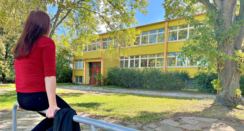 In die „gelbe Schule“ an der Tolstoiallee könnte nach einer Sanierung wieder Leben einziehen.