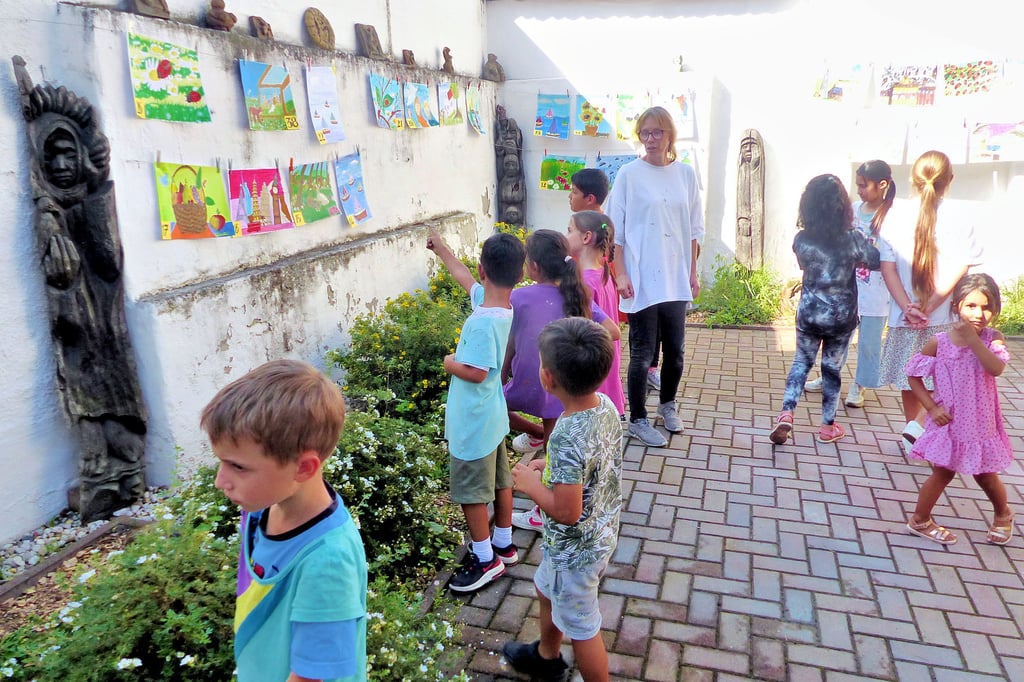 Im Hof des Ernst-Thronicke-Hauses in Bitterfeld haben sich die Kinder die Ergebnisse des diesjährigen Malsommers angesehen.