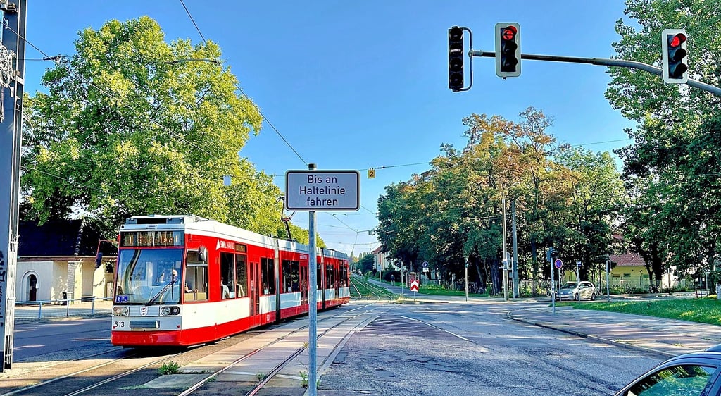 Noch wechselt die Tram in der Dessauer Straße von der Seiten- in die Mittellage. Für die Bauarbeiten wird die Straße voll gesperrt.