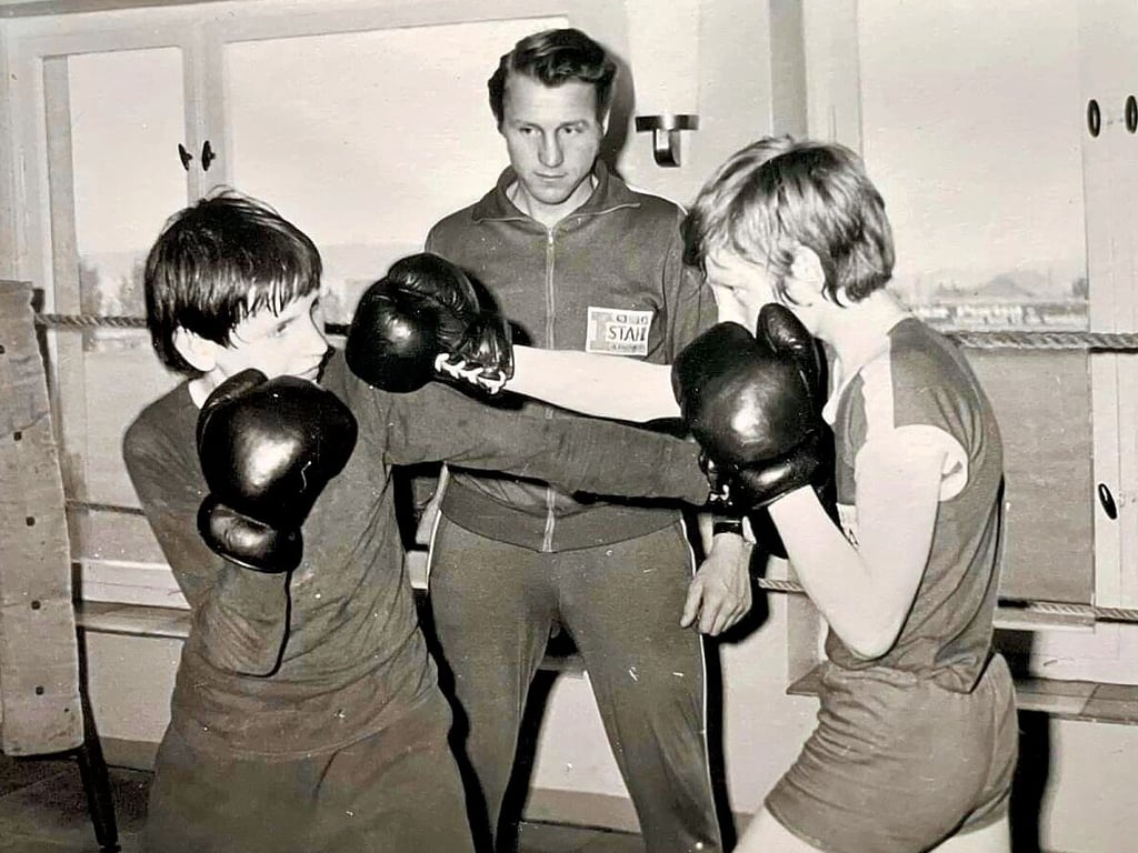 Klaus Pansegrau in seinem Element: im Trainingsanzug der SG Stahl Blankenburg beim Sparring seiner Schützlinge Er prägte über Jahrzehnte den Boxsport in der Harzstadt.