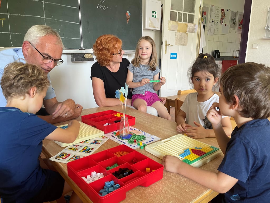 Spielerisch lernen: Das ist im Kinderkasten an der Wiener Straße in Magdeburg Programm. Kita-Leiterin Petra Prill und Vorstandsvorsitzender Frank Bonse beim Spielen mit den Mädchen und Jungen.
