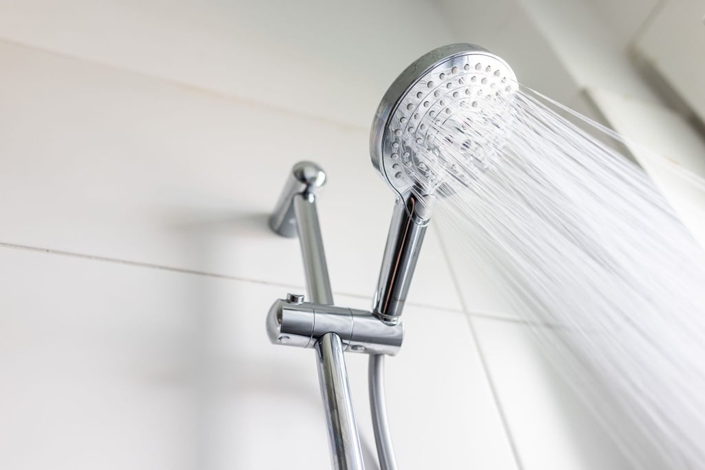 Wasser läuft aus einem Wasserhahn.