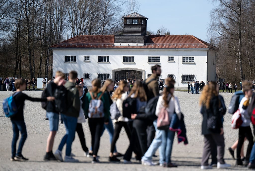 Eine Schulklasse besucht die Gedenkstätte des Konzentrationslagers Dachau.