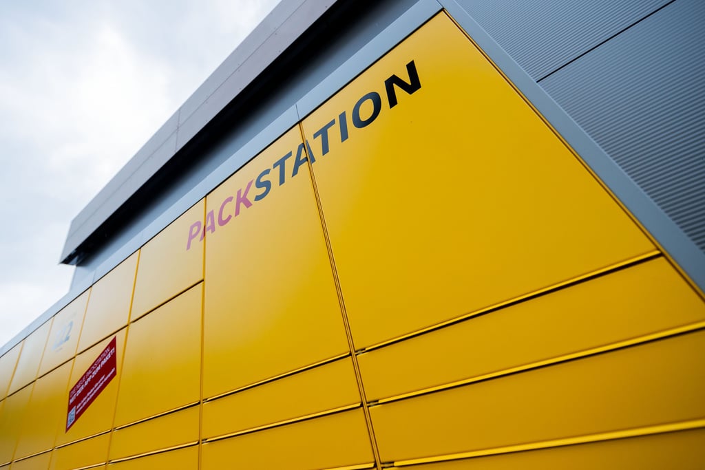 Symbolfoto - Unbekannte haben mehrere Fächer einer Packstation geplündert.