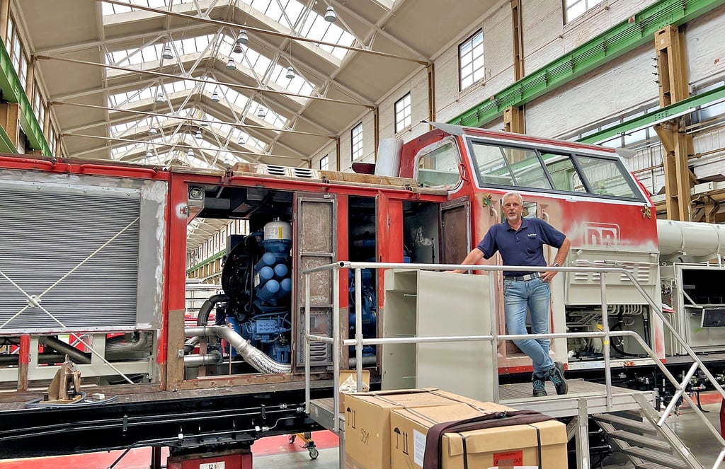Lädt für den 23. September 2023 zum Tag der offenen Tür ins Alstom-Werk nach Stendal ein: Niederlassungsleiter Jörg Neubauer, hier vor einer Lok. Ein ähnliches Gefährt wird am 23. September unter dem Dach dieser Halle fliegen.