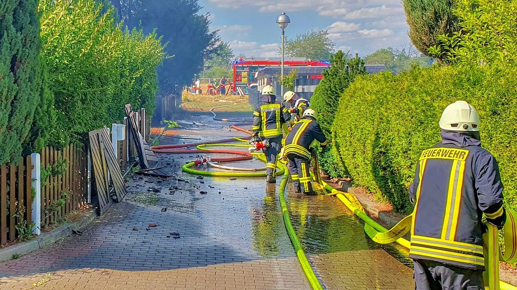 Mangelware Löschwasser. Bei diesem schweren Brand im Juli musste die Feuerwehr auf die Pools der Nachbarn zugreifen.