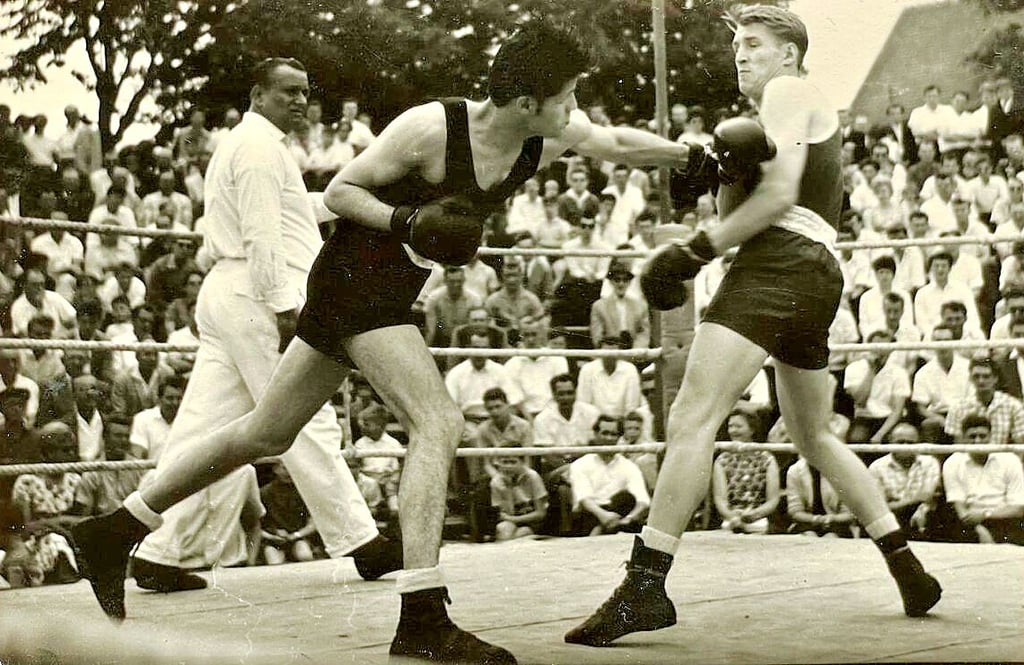 In den 1960er Jahren waren Freiluft-Boxkämpfe hinterm Schützenhaus in Blankenburg wahre Publikumsmagnete. Vor allem wenn wie hier Klaus Pansegrau (rechts) in den Ring stieg.