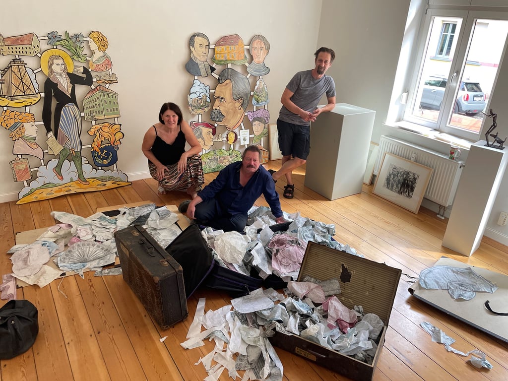 Vereinschefin Christina Simon, Tim von Veh aus Muschwitz, Matthias Schöneburg aus Bad Bibra (v.l.) haben die Jubiläumsausstellung im Weißenfelser Kunstverein "Brandsanierung" vorbereitet.
