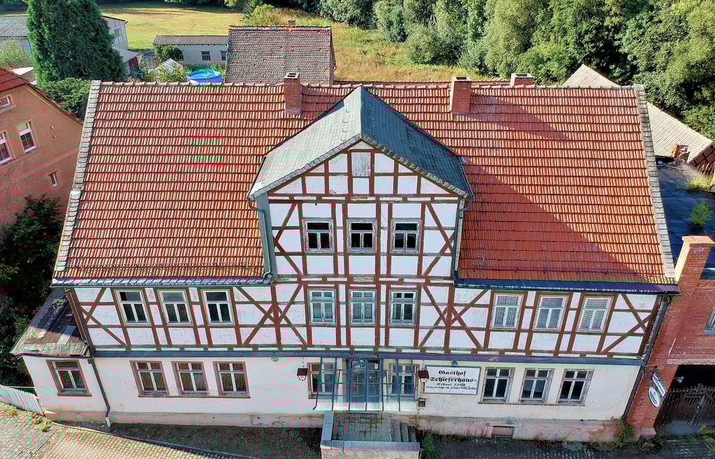 So sieht das Schieferhaus im Wippraer Ortskern aus der Luft aus.