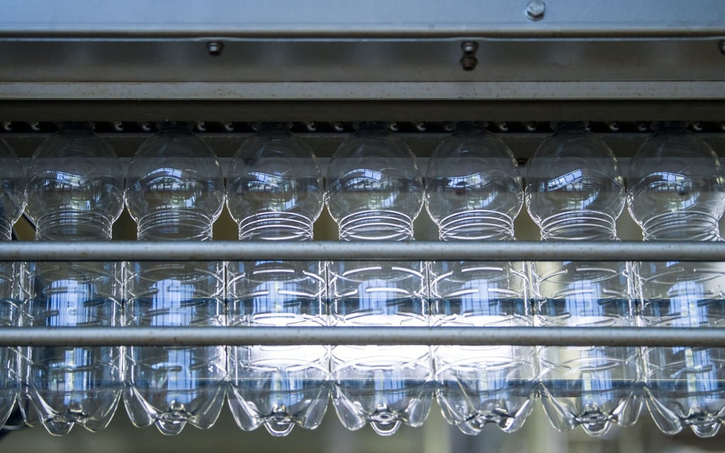 Bisphenol A ist eine synthetische Chemikalie, die beispielsweise in Plastikflaschen und Konservendosen verwendet wird, aber auch in Trinkwasserleitungen.