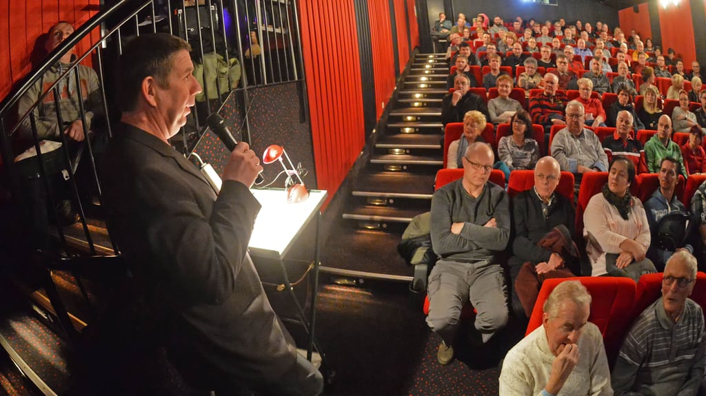 Ein Junkers-Werbefilm aus den 30er Jahren wird erneut im Kino Aschersleben gezeigt. Im Foto gibt Ronny Reitzig bei einer Vorführung im Jahr 2018 einführende Worte.