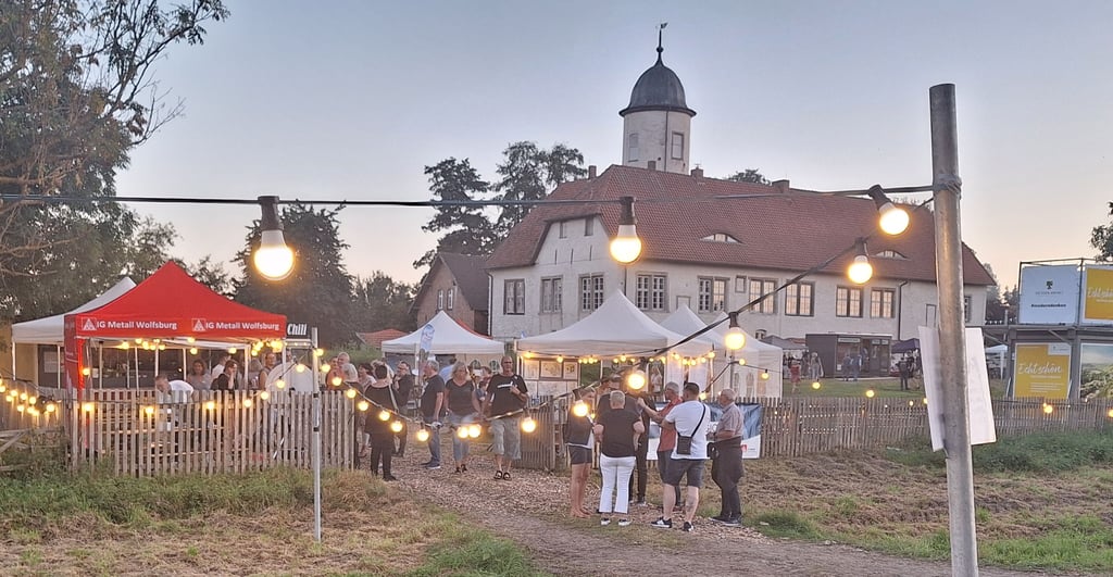 Insgesamt über 5000 Besucher kamen nach ersten Schätzungen der Veranstalter zum dreitägigen Drömlingsfest nach Brome. Von der ganzen Bürokratie bekamen die Gäste aus Ost und West nichts mit. Sie freuten sich über die gute Unterhaltung von Freitag bis Sonntag.