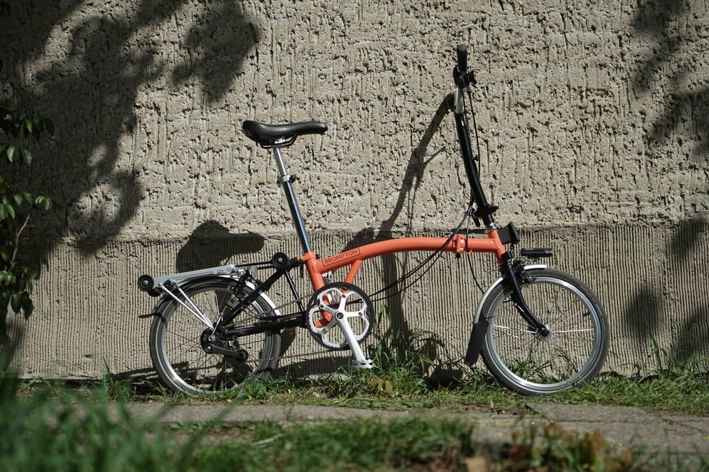 Eigentümliche Erscheinung: Das Brompton-Faltrad ist allein aufgrund seiner Geometrie als Original zu erkennen.