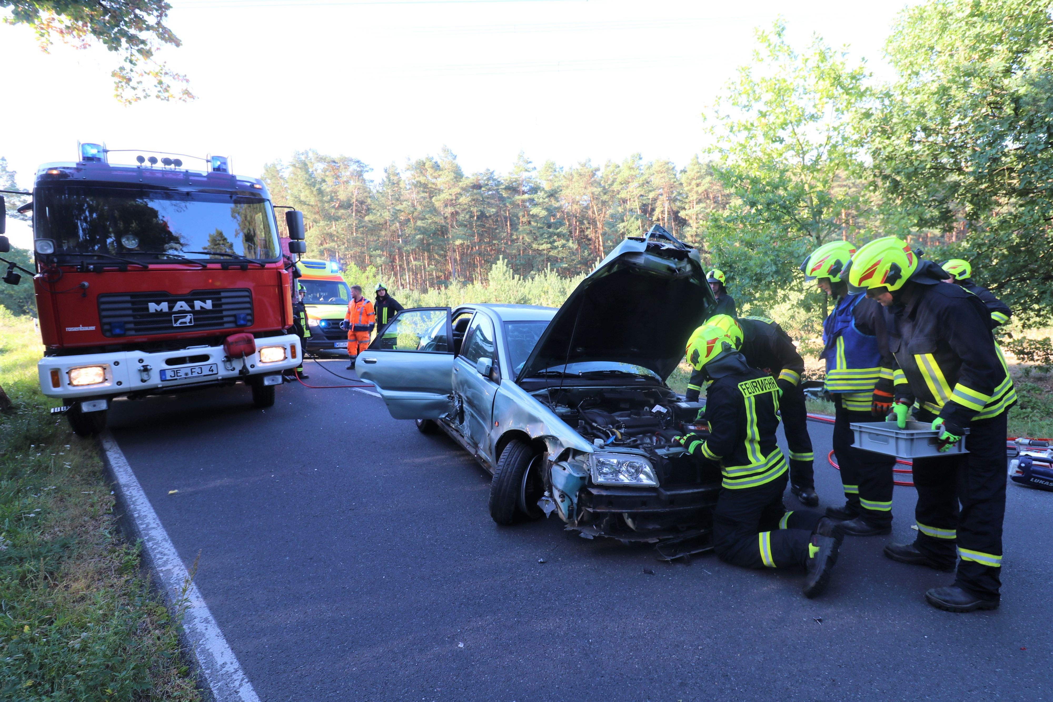 PKW-Fahrer Schwer Verletzt: Schwerer Verkehrsunfall Zwischen Schweinitz ...