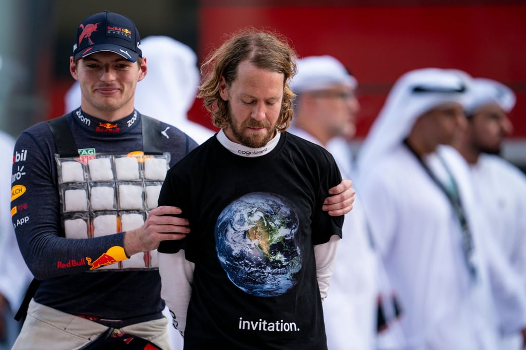 Sebastian Vettel (r) schwärmt von der Leistung von Max Verstappen.