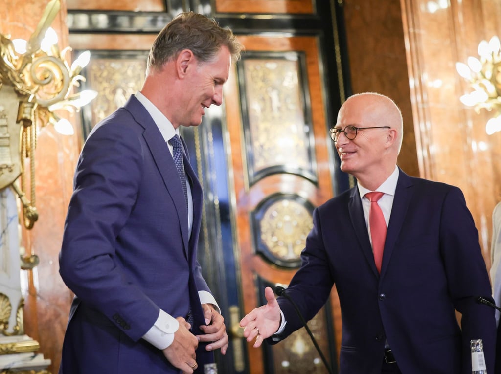 Hamburgs Bürgermeister Peter Tschentscher (SPD, r) und Soren Toft, CEO der MSC Mediterreanean Shipping Company, arbeiten künftig enger zusammen.